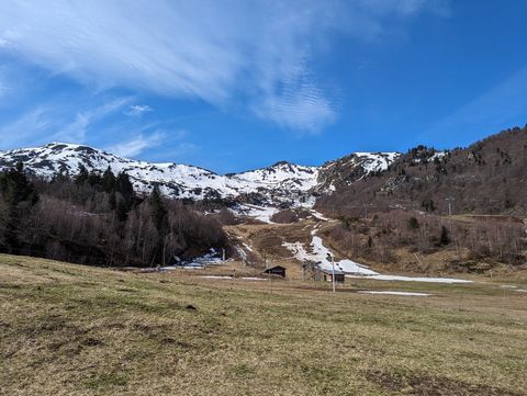At the Monts d'Olmes ski resort, come and discover this studio of approximately 24 m² on the 6th floor with elevator and a breathtaking view of the Touyre valley. The studio is sold furnished with a capacity of 4 beds, it is completed by a balcony an...