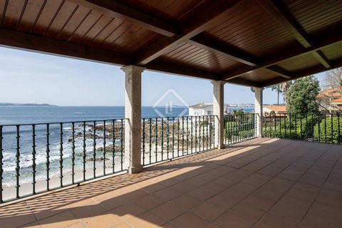 On the Galician Coastline between the city of Pontevedra and Sanxenxo, we find this outstanding renovated penthouse with breathtaking views. This property in a privileged location is a recently renovated attic. It is part of a three-storey building t...