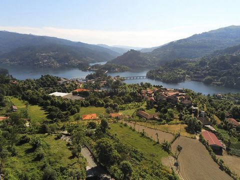 More than just simple houses, these properties stand out for their beauty of the landscape, and for the location where they are, breathtaking views over the caniçada reservoir and the surrounding mountains Located on the caldo river, next to the cani...