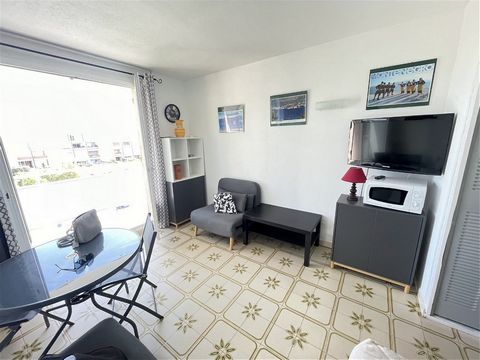 Very pretty studio, very close to the port, composed of an entrance, a living room with kitchenette opening onto a south-east facing terrace, with a view of the sea, and a renovated bathroom. All in perfect condition. The property is sold with a cell...