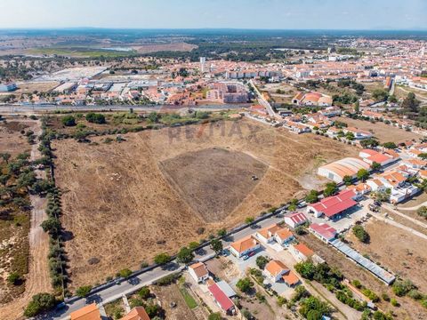 Description Land for construction in Vendas Novas with 5.57 ha Inserted in the urban perimeter, in a Low Density Area (UP2), it is an excellent opportunity for real estate investment. P. I. P. approved by CM Vendas Novas on 30.11.2022 with a construc...