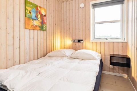 W upragnionym Løkken, w pobliżu plaży i miasta, znajduje się ten domek z jacuzzi i sauną, który został wybudowany wiosną 2012 roku. Dom dla rodzin dbających o środowisko, ponieważ jest wyposażony w rozwiązania oszczędzające energię, takie jak ogrzewa...