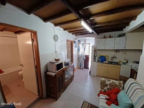 Typical Alentejo house, located in a quiet village in the municipality of Nisa, district of Portalegre Located in the center of the village and easily accessible, the two-storey villa is also characterized by having an entrance through two independen...