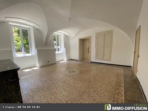 Mandate N°FRP139825 : Pont du Gard, tourist area. notable's house organized into 5 spacious apartments. Located in the heart of the village, shops on foot, the house offers real potential. Plot with swimming pool, and even more areas for swimming.