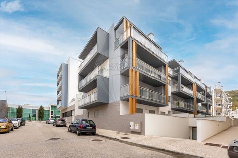 Apartamento T3 Um apartamento T3 novo na Nazaré com lugar de garagem e arrecadação, é uma excelente opção para quem procura uma habitação moderna e confortável numa das zonas mais encantadoras de Portugal.  Eis uma descrição mais detalhada: Localizaç...