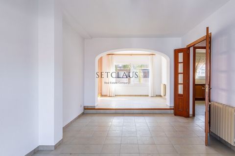 Dom szeregowy na sprzedaż w Pineda De Mar, z 1.980.576 ft2, 4 pokoje i 2 łazienki, garaż i klimatyzacja. Features: - Garage - Air Conditioning