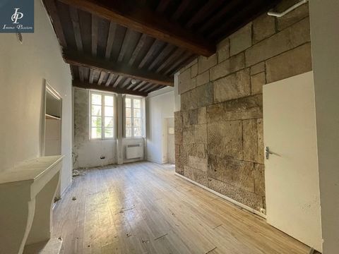 For sale in the historic center of Dijon, type 2 apartment to renovate a stone's throw from Place Emile Zola, located on the ground floor of a building from 1750. Large, bright living room with kitchenette, bedroom, bathroom and toilet. vaulted cella...