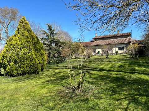 Residence with beautiful volumes of about 175 m2 of living space on about 2530 m2 of fenced land. This old house offers a large living room with a fireplace, an open kitchen opening onto a charming covered terrace, pantry, a bedroom of 25 m2, a bathr...