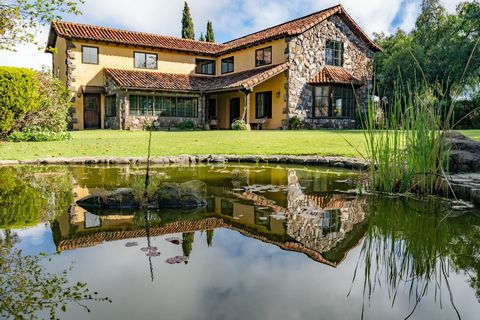 Privacy, luxury, exclusivity, golf, elegance, stone, tranquility, gardens... Have you ever imagined living in an exclusive Tuscan-style stone villa in front of a golf course on an island like Tenerife? .... In that case, here is your dream come true,...