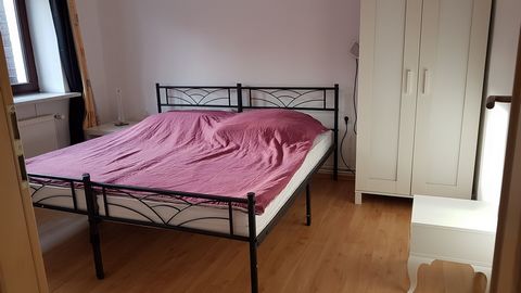 Furnished 4 room first floor apartment in a detached house with separate entrance. Quiet location near the city pond. 5 minutes walk to Suerhoper train station and bus stop. Terrace in the front garden. Parking space for 1 car. Large storage room beh...
