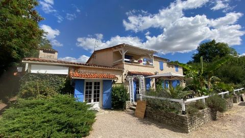 Come discover, this guest house of 10 rooms, full of charm and authenticity. In a pleasant setting, in the tourist village of Verteuil-sur-Charente do not miss this large house of 354 m² and its above ground swimming pool, on a plot of 4700 m². The h...
