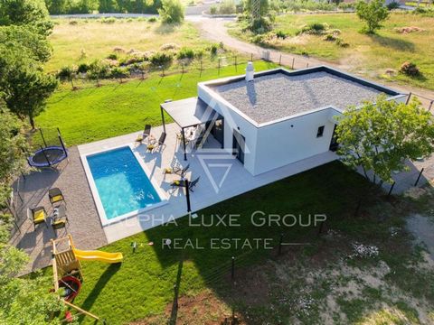 Labin, Istria - Newly constructed home with pool for sale In the serene landscape where Istria's green hills embrace the sea, nestled between the towns of Labin and Rabac, a newly constructed residence with a swimming pool is on offer. Labin, pe...