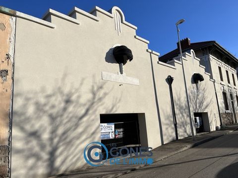 New among the Gones de l'immo. In the center of Craponne, on a busy axis. In an atypical building that brings a good visual identity for your company. Commercial walls of 62 m2 on one level. The premises will be in tray to arranged, facade and showca...