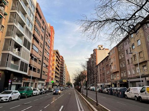 We present you the opportunity to acquire a cozy apartment in one of the most emblematic locations of Zaragoza, in Pasaje de la Vía, in Tenor Fleta, between San José Avenue and Miraflores Park, one of the green lungs of the Aragonese capital. This pr...