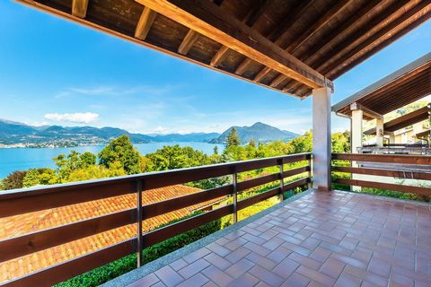 In Stresa, an elegant flat in a residence situated a few steps from the centre of Stresa, near the centuries-old park of Villa Pallavicino. FEATURES The marvellous view of the lake from the terrace, the absolute silence and the view of the greenery i...