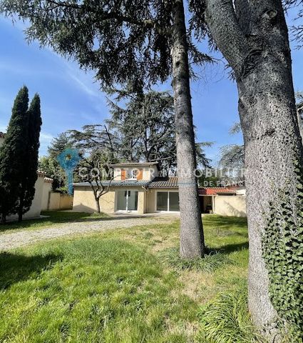 Sur la commune de Bourg-de-Péage, dans le quartier résidentiel de la Parisière, est disponible à la vente cette maison de 87m2 de type 4 sur une parcelle de 412m2. Entièrement cloturé et arboré de cèdres et de cyprès, le jardin orienté Est offre un b...