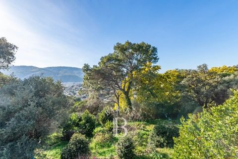 Located at the end of an impasse on the heights of La Roquette sur Siagne and in absolute calm; this single story provencal house in a dominant position has great potential. Located on a plot of land of 1 500 sqm, the villa has an entrance, a large l...