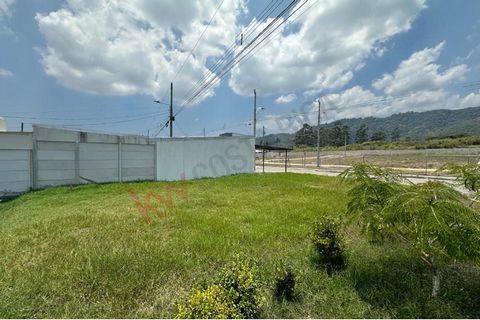 Discover paradise at Condominio Senderos del Este, strategically located in Aguacaliente de Cartago! Visualize the spectacularity of this completely flat plot of 235 m2, with ideal measurements of 11.98 meters in front by 20 meters in depth, providin...