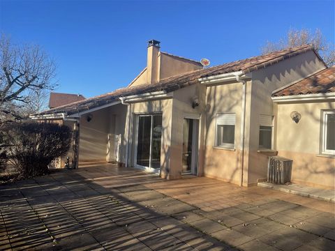 This house is close to from Villefranche, set on 2156m2 of enclosed land planted with Causse oak trees, superb single-storey bungalow built in 1997 - 104 m2 of living space with two attached garages. The property consists of living room: dining room/...