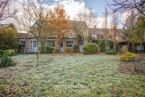 Located in the urban community of Lens-Liévin and 30 kms from Lille where the train station serves Paris in 50 minutes, this pretty #maître house of about 330 m2 built in a green setting has all the charm of the old. The entrance hall impresses with ...