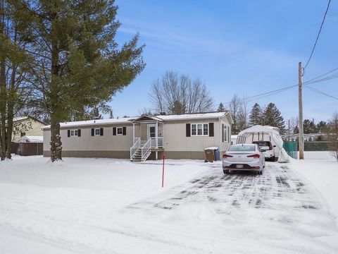Located in a beautiful project in Les Cèdres minutes away from St-Lazare ! This amazing mobil home well maintained over the years has 2 bedrooms large renovated bathroom with open concept kitchen dining and living room area. Very large land to enjoy ...