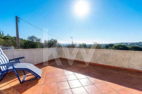 Opportunity! Situated in a peaceful neighborhood with stunning sea views, this villa could be your next dream home. Boasting a spacious plot of 3880m2 with a variety of fruit trees, this property has endless potential. Currently, the house features a...