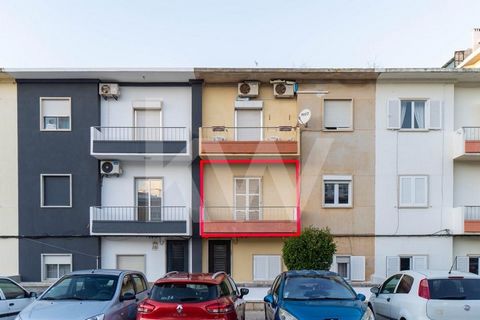 2 bedroom flat for sale in Faro The flat comprises a living room, 2 bedrooms, one with access to a south-facing balcony, a kitchen with access to a sunroom, 1 bathroom and a utility room. It has a good internal distribution over its 92 m2, two street...
