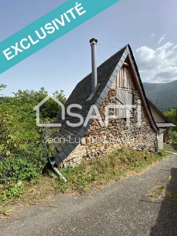 Located in the pretty village of Antras in the heart of the Ariège Pyrenees, come and discover this very pretty stone sheepfold to finish restoring with a magnificent view of the mountain. Its traditional slate roof has been completely redone, insula...