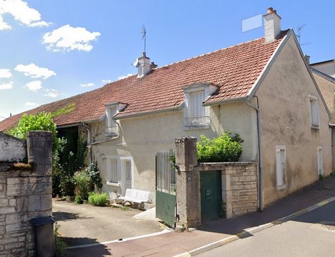Au coeur du charmant village de Messigny et Vantoux, et à quelques minutes de Dijon, Maison ancienne à rénover de plus de 150 m2 comprenant une grande cuisine, un salon séjour avec cheminée, salle d'eau et toilettes, à l'étage, 3 chambres et greniers...