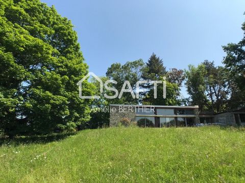 This rare and unique property is located in an exceptional setting a few steps from Montfort l'Amaury. This single storey house with its flat roof architecture has a surface area of ??158 m² on an exceptional plot of 19569 m² including a building par...
