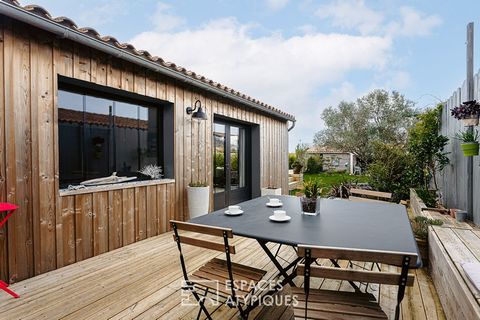 Located in Sainte-Marie-de-Ré, a few steps from the shops, this coquettish single-storey house is the result of a 2021 renovation carried out with great taste. Its meticulous decoration, its large openings onto terraces to extend the living rooms, an...