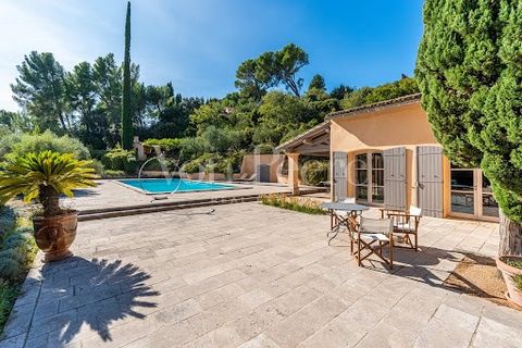 Magnificent property in Villeneuve les Avignon. Located 5 minutes from the village center of Villeneuve les Avignon. Let yourself be seduced by this beautiful property of 393 square meters, accompanied by a swimming pool. Inside, you will be greeted ...