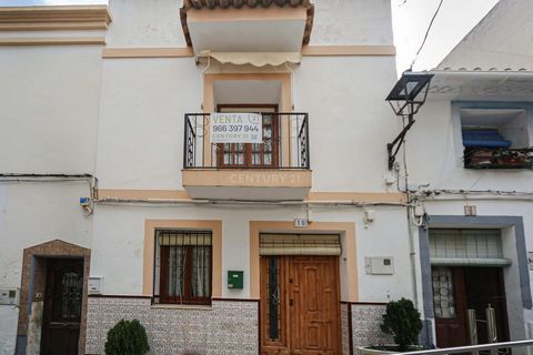 Century 21 Evolution is pleased to present this charming townhouse, located in the heart of the old town of Calpe, offering a distribution over two floors. On the ground floor, you will find the day area, which includes a spacious living room, dining...