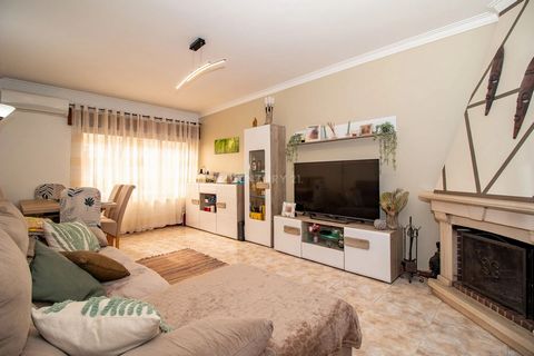 I present to you this wonderful 2 bedroom apartment in Serra da Mira in Amadora. With excellent sun exposure on a 3rd floor in a building without elevator, located in a quiet area, You will find this pleasant apartment consisting of: 1 spacious hallw...