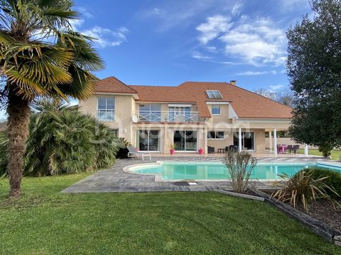 At Novarea, contemporary homes have an unparalleled look! In a quiet and coveted area north of Pau, access this beautiful family villa of 240 m2. The ground floor is a friendly and bright place offering a view of the garden and its beautiful heated s...