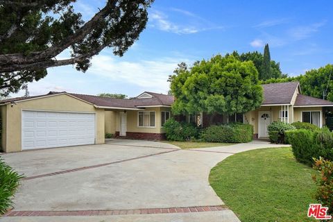 This stunning mid-century home is a true gem, boasting a unique timeless design that is sure to impress. With 2 spacious bedrooms plus a bonus room that could be used as an office or nursery, this home is perfect for those who value space. The lot on...