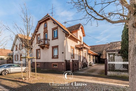 In DUPPIGHEIM - In the heart of the village, family home with a living area of 247.44m2. It was built in 1927 on a plot of 7.97ares. It offers very beautiful volumes, with a spacious and bright entrance on the ground floor which leads to an independe...