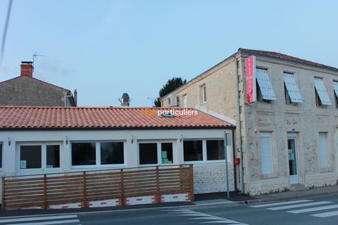 Champagné Les Marais, à 25 mns de La Rochelle et 10 mns de Luçon, en centre de la commune, ensemble immobilier rénové comprenant un commerce occupé avec logement de fonction, une maison occupée attenante avec un loyer de 400.00 euros, un parking arbo...