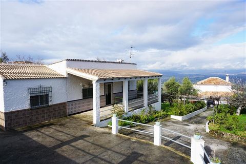 This detached villa is located in the picturesque town of Alhaurín el Grande. This property offers a unique opportunity to experience the tranquillity of the countryside while still being within easy reach of all amenities. Situated on a generous 302...