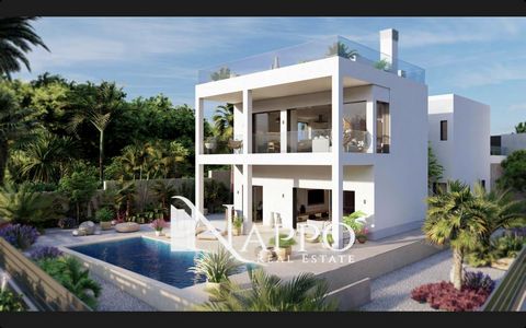 Fantastic detached villa, situated in second sea line, to make the most of the environment and climate of Mallorca with beautiful strategic views to the bay of Palma thanks to an elevated position.A plot of 690 m2 in Badia Blava with project and buil...