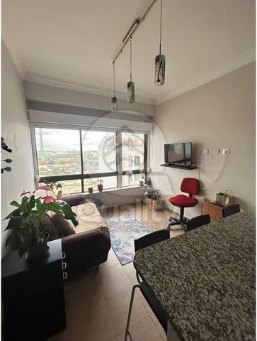 Apartment T0+1 Privileged Area of Barreiro Composed of 2 room divisions, inserted in a building with 2 elevators, great sun exposure, completely refurbished, with access to the common terrace. The property consists of: - kitchen equipped with hob, ov...