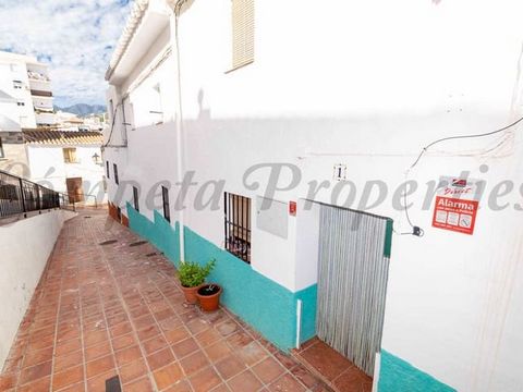 Situated in a central street in the white village of Torrox, this pretty, traditional village house offers the possibility to enjoy the best climate in Europe every day of the year. It is in a great location with local shops, restaurants and the main...