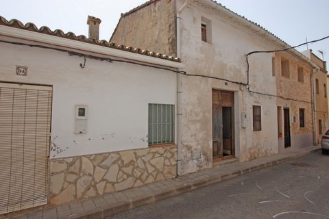 Dorfhaus zum Renovieren im Zentrum des Dorfes Tormos zu verkaufen Das Erdgeschoss des Hauses verfügt derzeit über 3 Schlafzimmer Es verfügt über eine kleine Terrasse auf der Sie über eine Treppe in einen alten Tierstall gelangen der in eine Werkstatt...