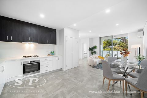 Strata-heffing: ongeveer $ 1,222 p/q Huurrendement: ca. $ 700 p/w Dit zo goed als nieuwe luxe appartement met 2 slaapkamers ligt in het hart van Strathfield South en biedt de perfecte mix van comfort, gemak en modern leven. Met een open indeling en e...