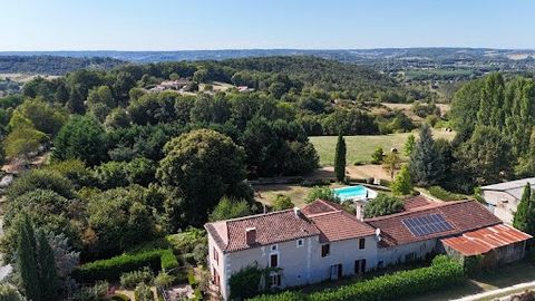 SAINT-ASTIER (24110) - Prachtig landgoed met karakter met zwembad en bijgebouwen op 13 hectare grond gelegen aan het einde van het gehucht. Prijs euro 645.000 FAI te betalen door de verkoper. Dicht bij het dorp Saint-Astier, ligt dit prachtige pand b...