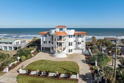 Lycksalig, skönhet, Beach House med utsikt över den vidsträckta Atlantkusten. Glasfönster utökar hela den östra utsikten och drar nytta av den spektakulära utsikten över sand, blå himmel och det djupblå havet. De stora öppna ytorna och de höga brickt...