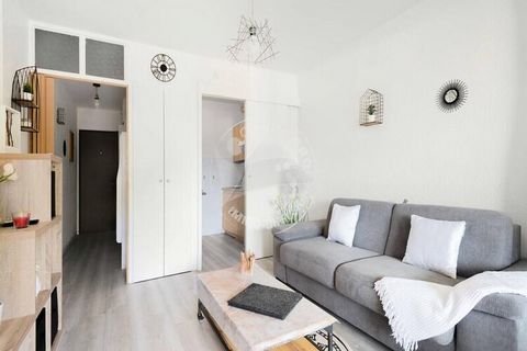 Deze gezellige cabinestudio, gelegen op de 2e verdieping van een beveiligde residentie met lift, biedt een comfortabel verblijf voor maximaal 4/5 personen. De lichte woonkamer is voorzien van een slaapbank van 140 cm, televisie en komt uit op een ges...