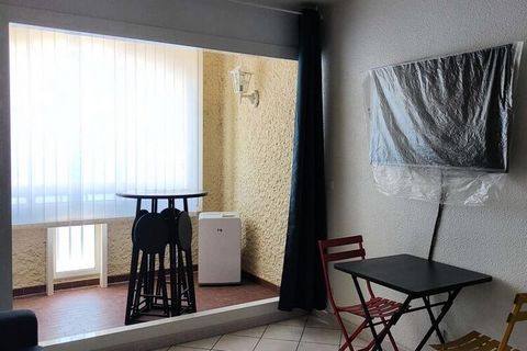 Bonito estudio funcional ubicado en el 1er piso de la residencia Guadalupe. WIFI gratuito en el apartamento. Plaza de aparcamiento privada. Aquí podrás comer y merendar frente al lago marino y al Canigó. Dispondrás de una pequeña cocina abierta a la ...