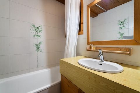 Courchevel 1850 - Les Chenus Appartement d'environ 78m² pour 6 personnes. AGENCEMENT - Séjour et salle à manger avec cheminée et une terrasse orienté Sud - Entrée avec un placard de rangement pour les chaussures de ski - Cuisine ouverte - Une chambre...