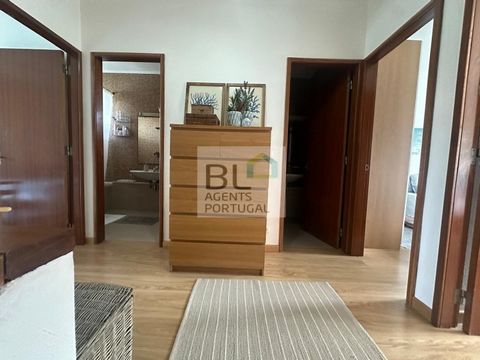 Willkommen in dieser wunderschönen T3-Maisonette-Wohnung in der atemberaubenden Gegend von Vilamoura. Diese geräumige Wohnung ist perfekt für alle, die einen komfortablen und praktischen Wohnraum suchen. Sie befindet sich in einer großartigen Wohnanl...